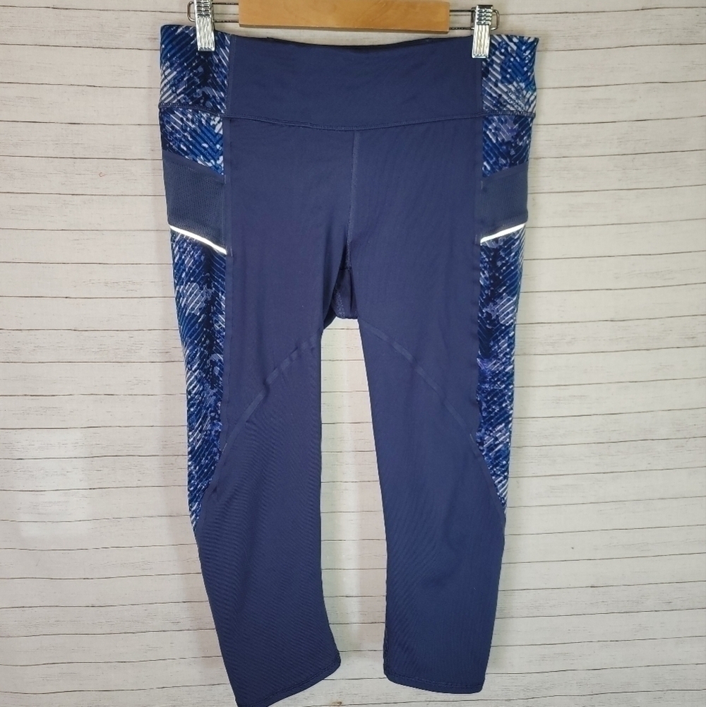 ATHLETA BLUE CROPPED W SIDE GRAPHIC LEGGINGS, SZ MEDIUM
